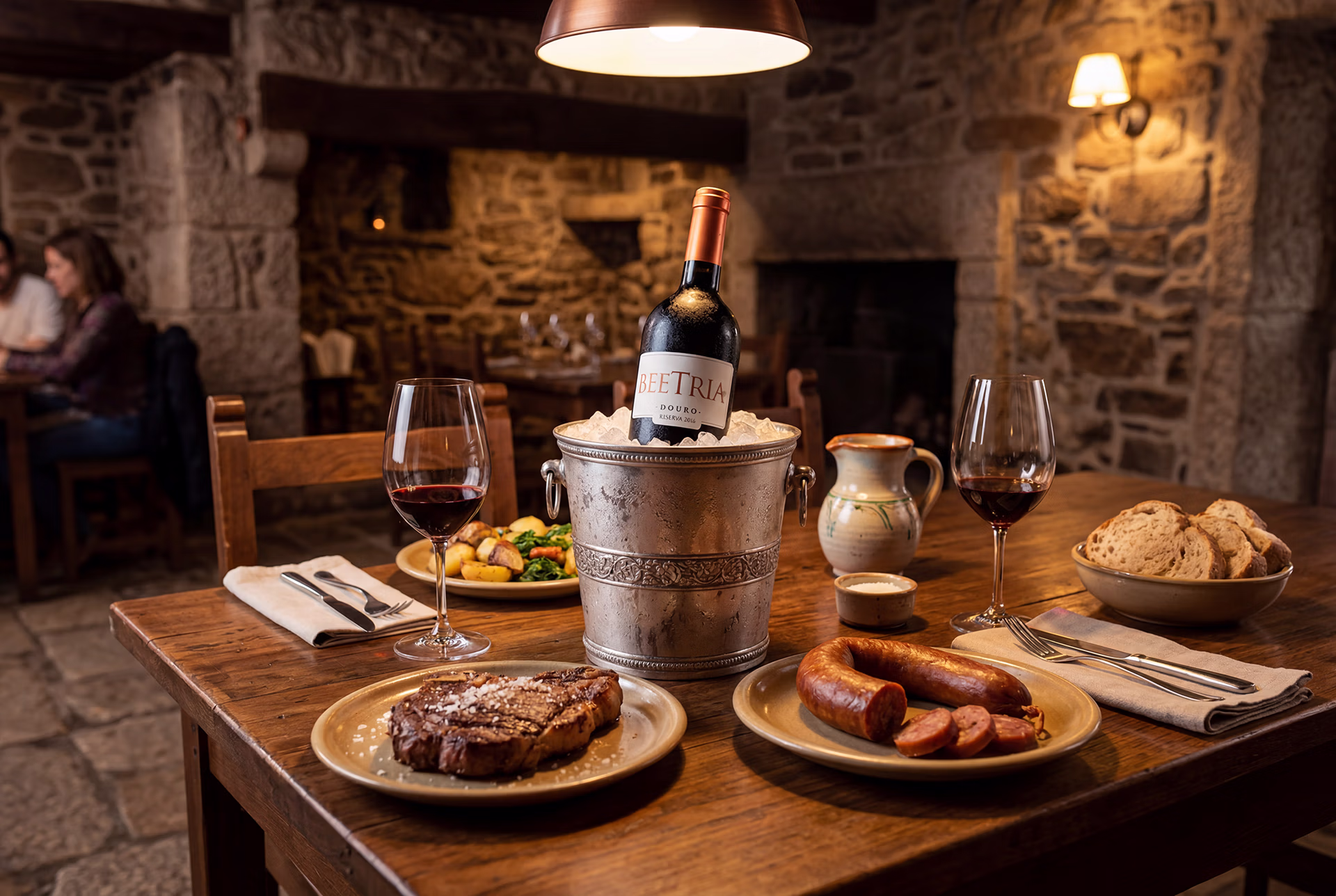 Fotografia de uma mesa posta num restaurante típico de Mesão Frio, com pratos de gastronomia regional transmontana, copos de vinho do Douro e vista para o rio ao fundo. onde comer em Mesão Frio, restaurantes em Mesão Frio, gastronomia de Mesão Frio, melhores restaurantes Mesão Frio, o que comer em Mesão Frio, tasca típica Mesão Frio