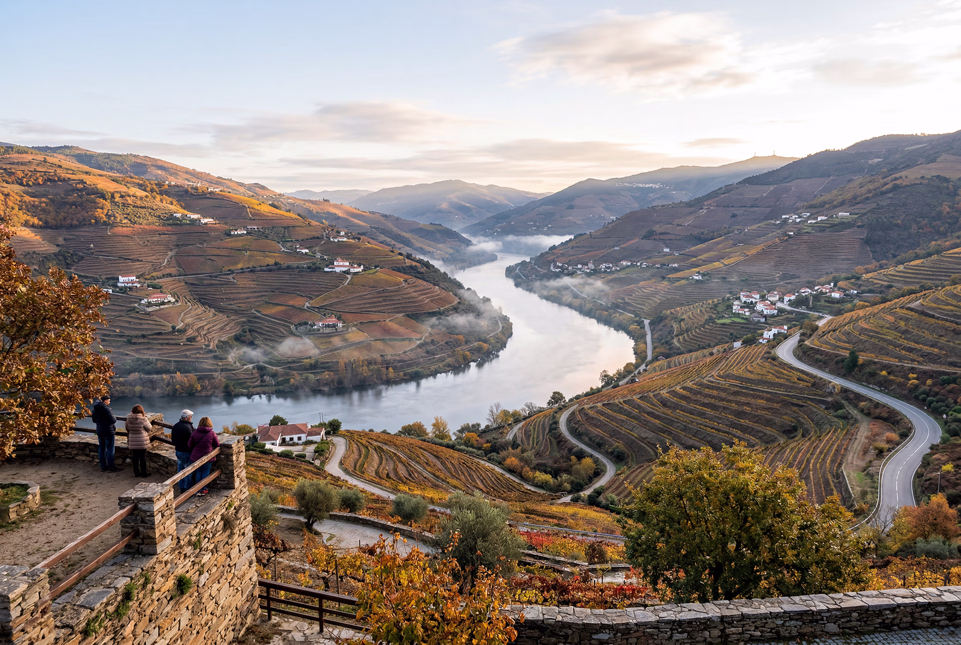 Vista panorâmica do Rio Douro em Mesão Frio, com vinhas em socalco e céu limpo ao final da tarde. o que fazer em Mesão Frio, experiências em Mesão Frio, visitar Mesão Frio, roteiro Mesão Frio, miradouros Mesão Frio, enoturismo Mesão Frio