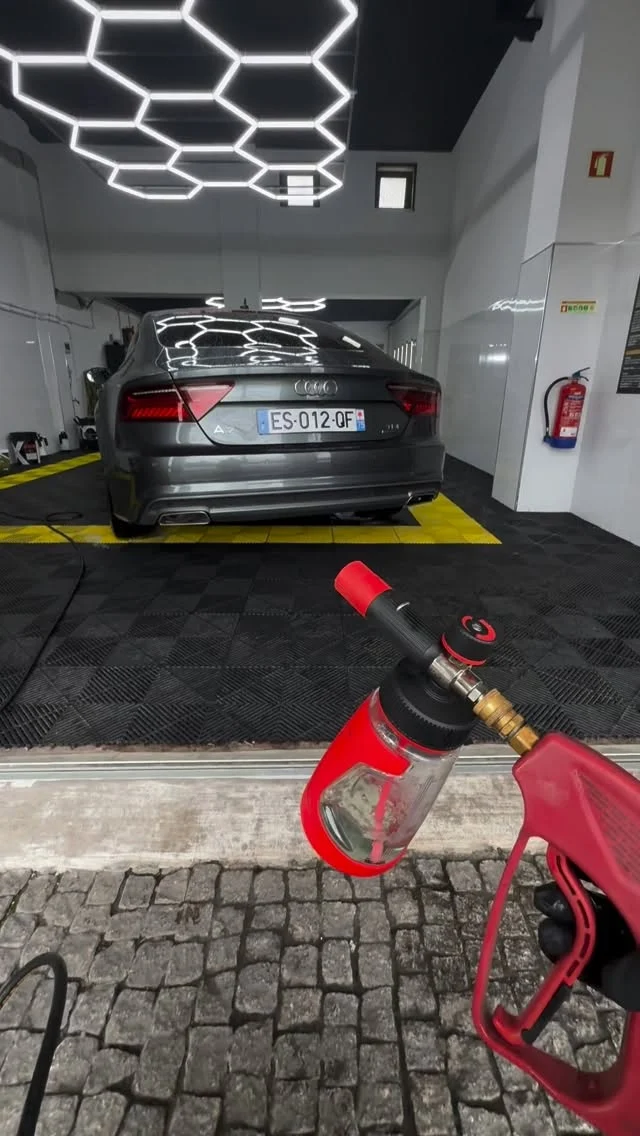 ✨ Lavagem Detalhada PLUS ✨Ontem foi dia de transformar este Audi A7 do zero ao brilho total! 🔥A nossa Lavagem Detalhada PLUS não é só uma lavagem normal — é um cuidado completo, por dentro e por fora 👌Começamos com pré-lavagem com espuma ativa, para soltar toda a sujidade sem agredir a pintura.
Depois seguimos para a lavagem e secagem exterior, garantindo um acabamento impecável.As jantes foram limpas ao detalhe, os pneus receberam brilho, e o carro começou logo a ganhar outra vida 💎No interior fizemos:
✔️ Aspiração completa
✔️ Limpeza profunda do interior
✔️ Limpeza de estofos
✔️ Finalização com aplicação de cera brilhante para aquele efeito espelho que faz virar cabeças 😮‍🔥Resultado? Um carro renovado, protegido e com brilho de destaque na estrada ✨Se queres que o teu carro fique assim, já sabes… faz já a tua marcação pôr WhatsApp ou envia DM 🚘🔥#DetalheAutomóvel #CarDetailing #AntesEDepois #audi #LavagemDetalhada